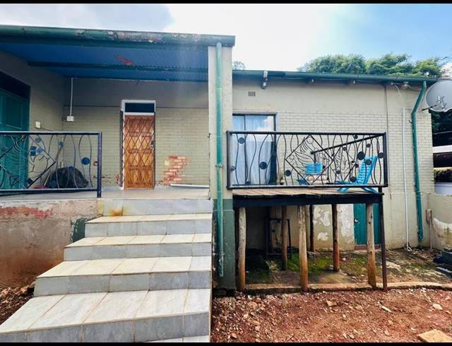 6 BEDROOM HOUSE FOR SALE IN BEZUIDENHOUT VALLEY